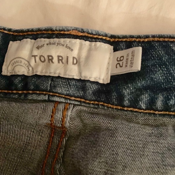 Torrid plus size 26 stretch Denim studded shorts - Picture 5 of 8